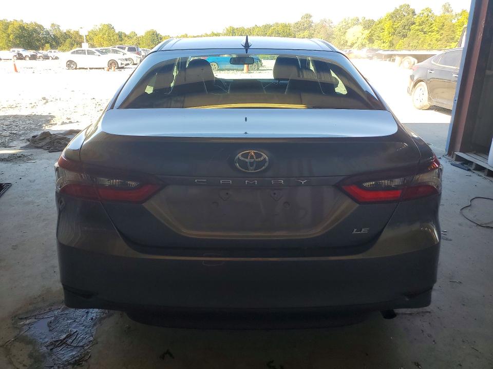 70675016 :رقم المزاد ، 4T1R11AK5MU421166 vin ، 2021 Toyota Camry مزاد بيع