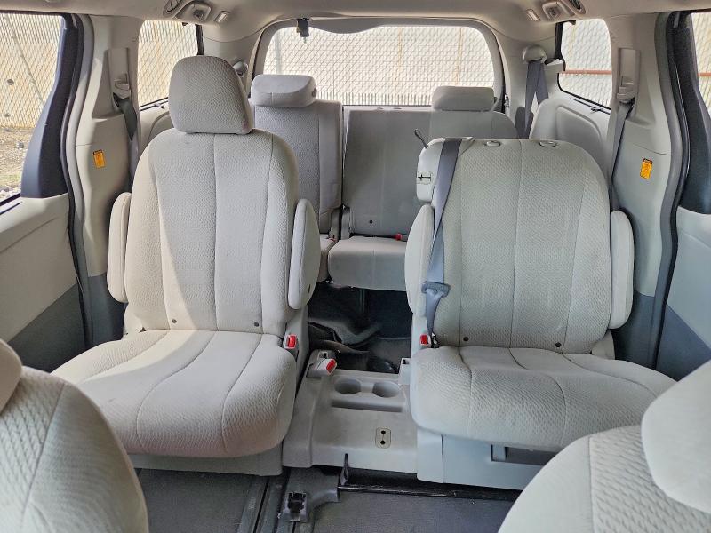 68071086 :رقم المزاد ، 5TDKK3DCXBS040711 vin ، 2011 Toyota Sienna مزاد بيع