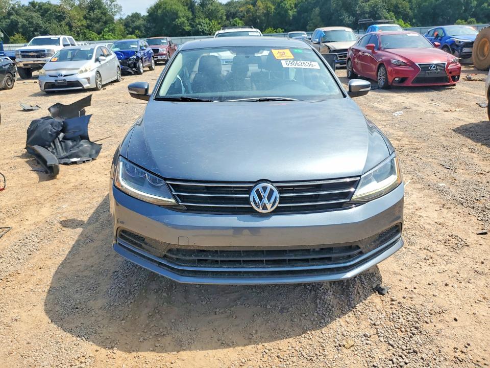 69062636 :رقم المزاد ، 3VWDB7AJ3HM272463 vin ، 2017 Volkswagen Jetta مزاد بيع