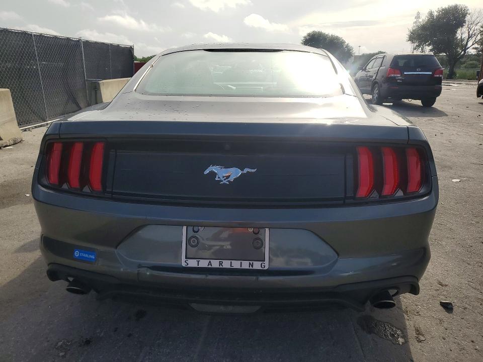 68637926 :رقم المزاد ، 1FA6P8TH6J5121552 vin ، 2018 Ford Mustang مزاد بيع
