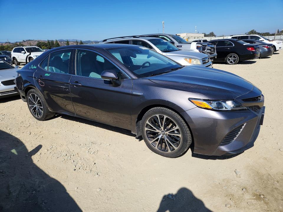 69424986 :رقم المزاد ، 4T1B21HK2JU505543 vin ، 2018 Toyota Camry Hybrid مزاد بيع