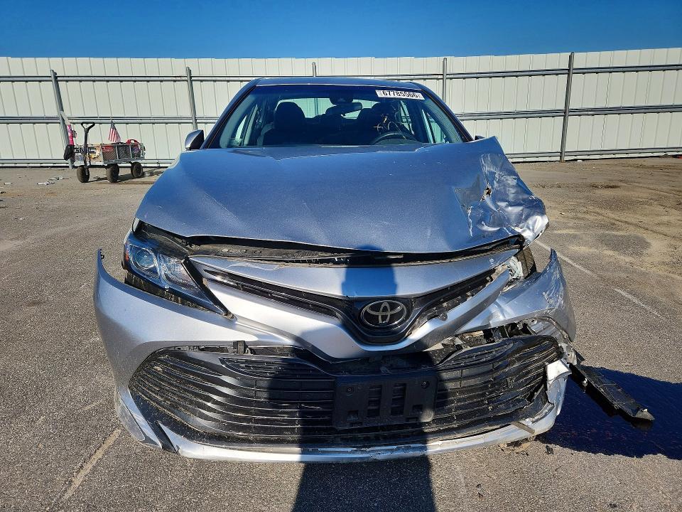 67785566 :رقم المزاد ، 4T1B11HKXKU692681 vin ، 2019 Toyota Camry مزاد بيع