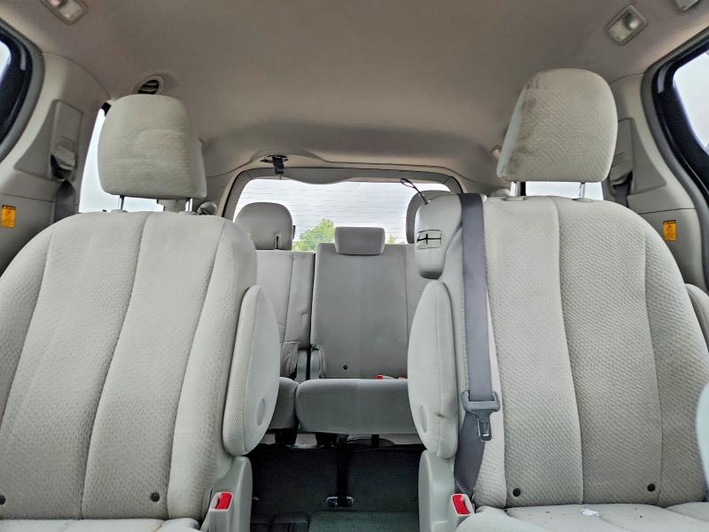 67642326 :رقم المزاد ، 5TDKK3DCXBS068444 vin ، 2011 Toyota Sienna مزاد بيع