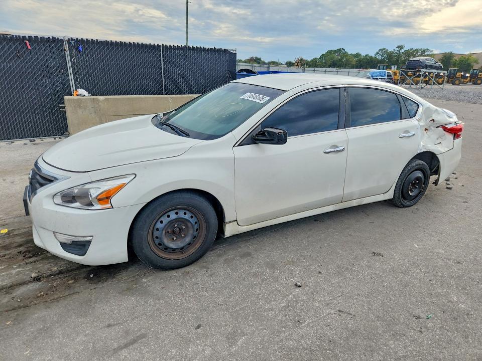 2015 Nissan Altima მანქანა იყიდება აუქციონზე, vin: 1N4AL3AP0FN385599, აუქციონის ნომერი: 70608506