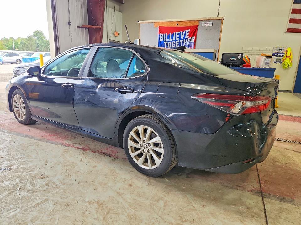68418246 :رقم المزاد ، 4T1C11AK0MU448636 vin ، 2021 Toyota Camry مزاد بيع