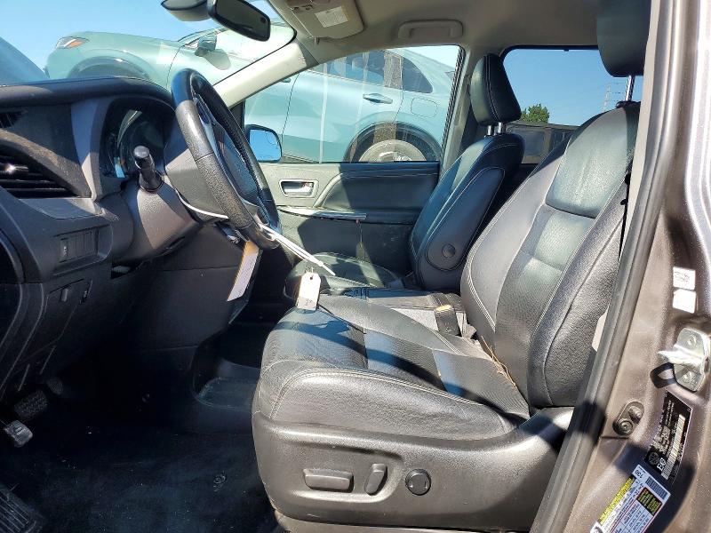 70666976 :رقم المزاد ، 5TDXZ3DC8JS949742 vin ، 2018 Toyota Sienna مزاد بيع