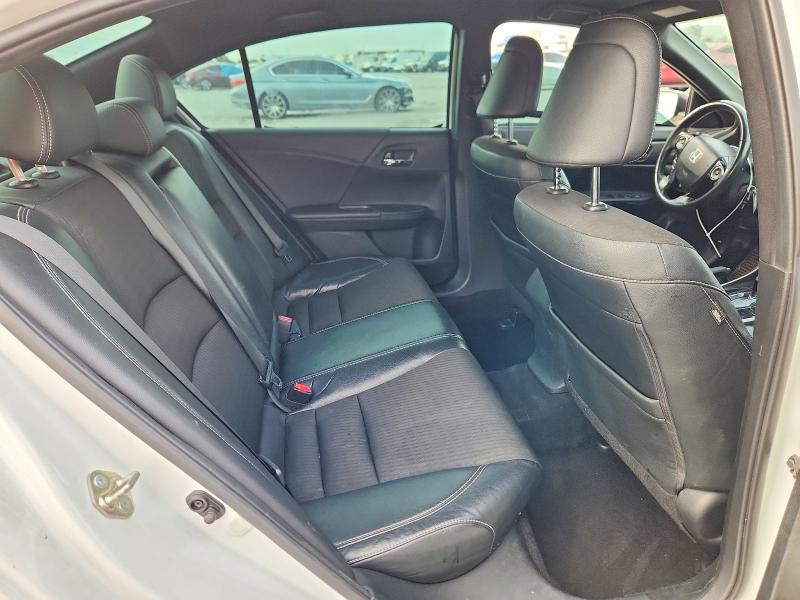 Продажа на аукционе авто 2017 Honda Accord, vin: 1HGCR2F52HA152600, номер лота: 70911846