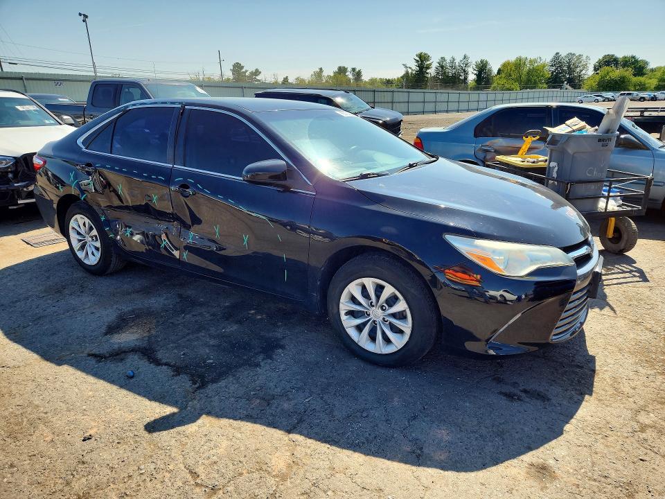 68731806 :رقم المزاد ، 4T1BF1FK6FU994429 vin ، 2015 Toyota Camry مزاد بيع