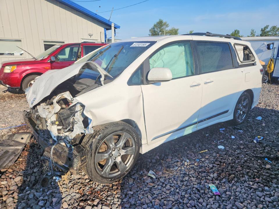 2017 Toyota Sienna მანქანა იყიდება აუქციონზე, vin: 5TDXZ3DC8HS820331, აუქციონის ნომერი: 67240166