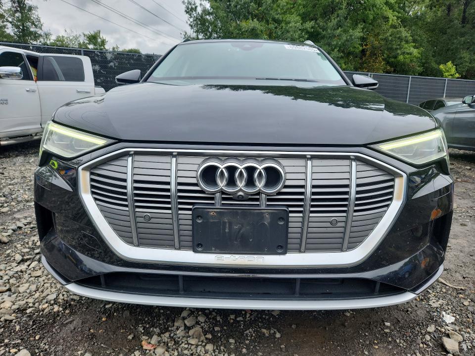 2019 Audi E-tron მანქანა იყიდება აუქციონზე, vin: WA1VAAGE9KB025085, აუქციონის ნომერი: 69882586