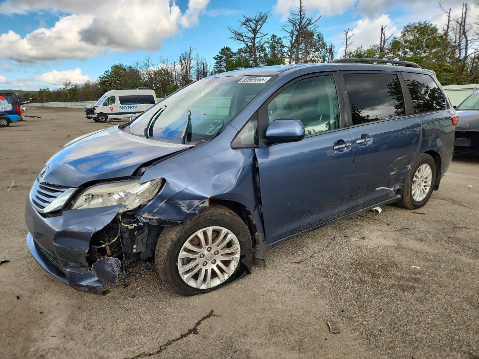 Auction sale of the 2017 Toyota Sienna, vin: 5TDYZ3DC5HS884623, lot number: 69569556