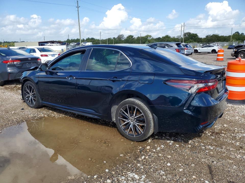 69112616 :رقم المزاد ، 4T1G11AK1MU545054 vin ، 2021 Toyota Camry مزاد بيع