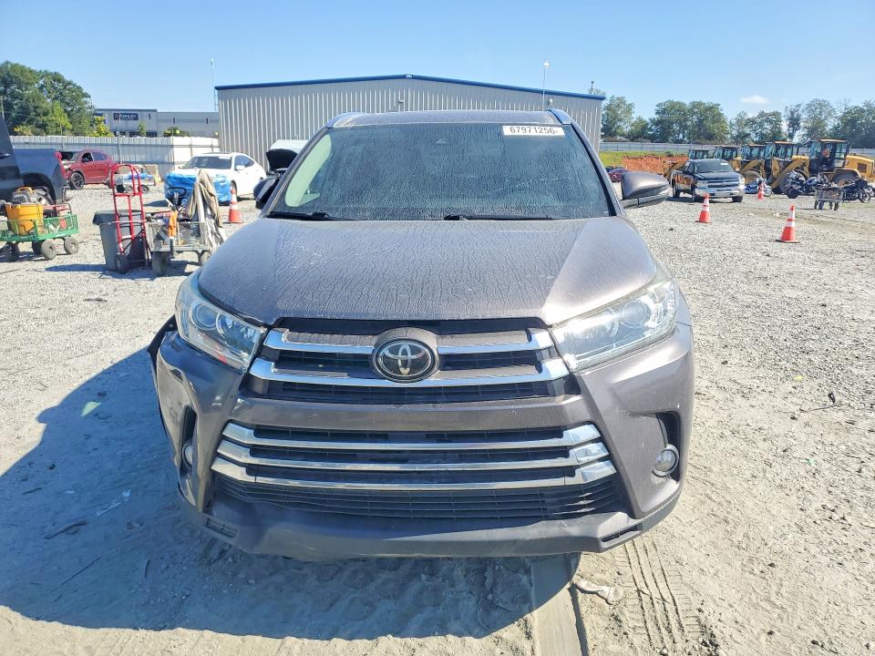 67971256 :رقم المزاد ، 5TDDZRFH4JS496279 vin ، 2018 Toyota Highlander مزاد بيع