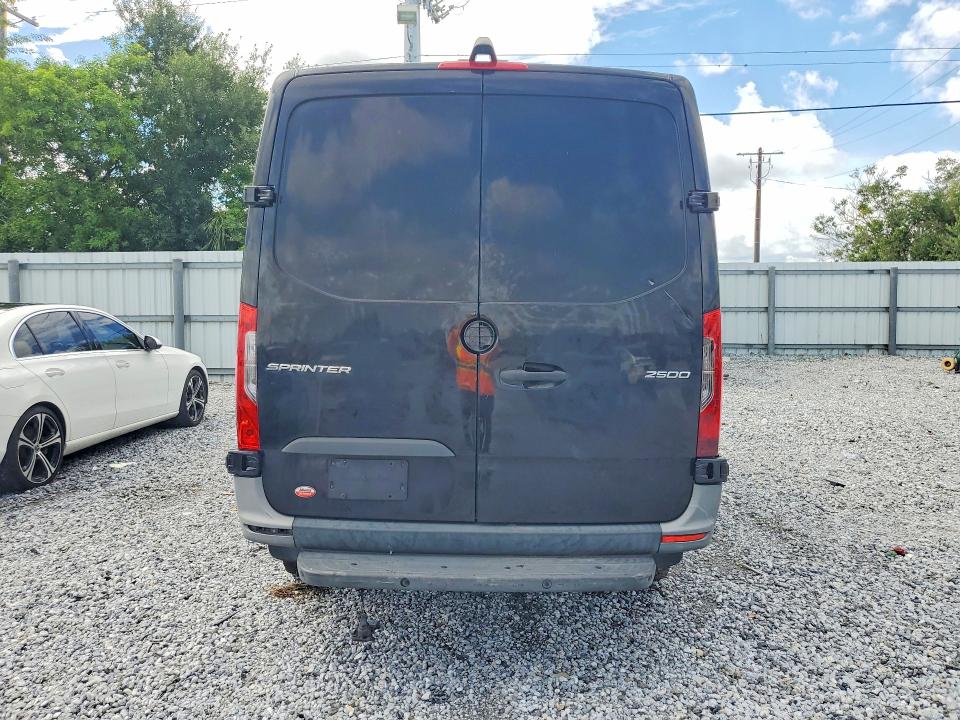 67395766 :رقم المزاد ، W1Y4EBHY3MT075087 vin ، 2021 Mercedes-benz Sprinter مزاد بيع