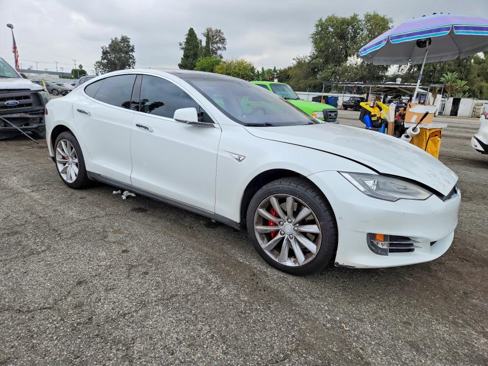 63731346 :رقم المزاد ، 5YJSA1H15EFP65027 vin ، 2014 Tesla Model S مزاد بيع