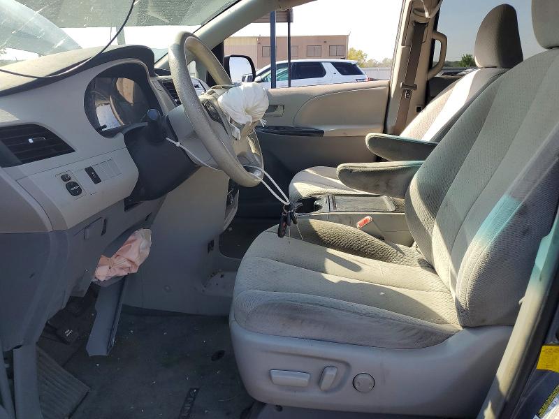 68104276 :رقم المزاد ، 5TDKK3DC1DS331682 vin ، 2013 Toyota Sienna مزاد بيع