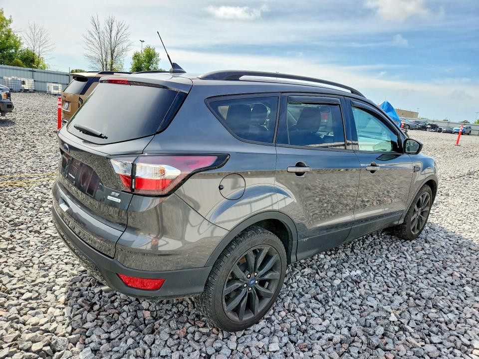 67869566 :رقم المزاد ، 1FMCU0GD8JUD01535 vin ، 2018 Ford Escape مزاد بيع