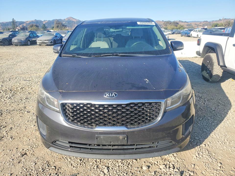 69995556 :رقم المزاد ، KNDMB5C15J6407100 vin ، 2018 Kia Sedona مزاد بيع