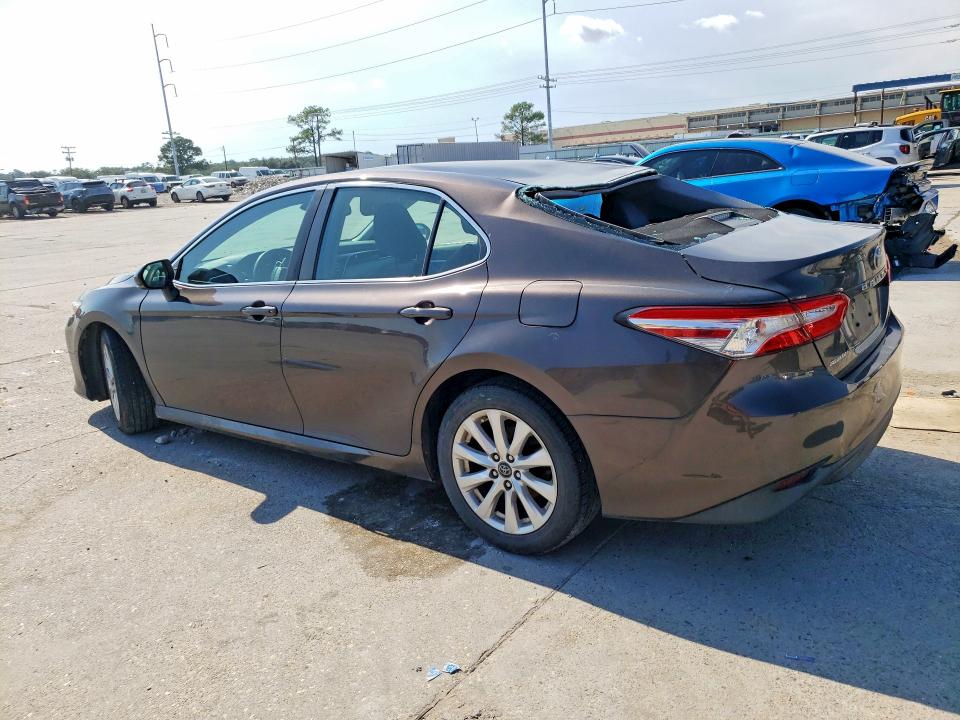 69755806 :رقم المزاد ، 4T1B11HK8JU550456 vin ، 2018 Toyota Camry مزاد بيع