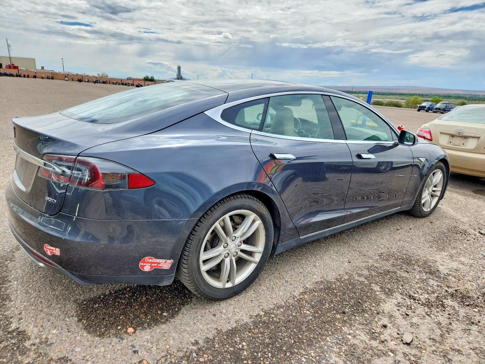 68809076 :رقم المزاد ، 5YJSA1V28FF097383 vin ، 2015 Tesla Model S مزاد بيع