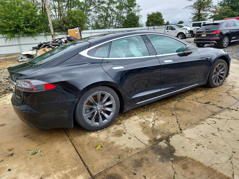 70657946 :رقم المزاد ، 5YJSA1E28LF359785 vin ، 2020 Tesla Model S مزاد بيع