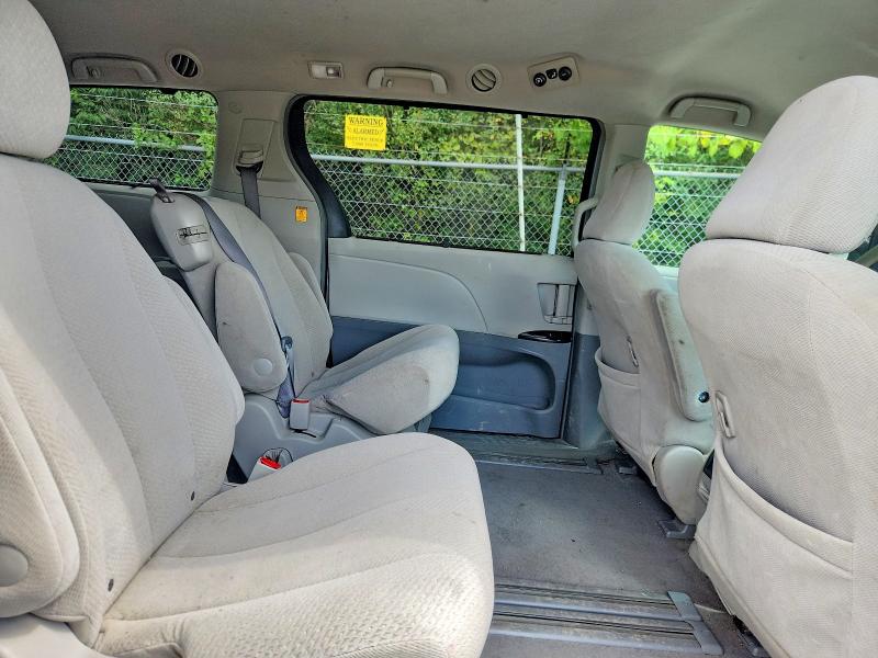 68071086 :رقم المزاد ، 5TDKK3DCXBS040711 vin ، 2011 Toyota Sienna مزاد بيع