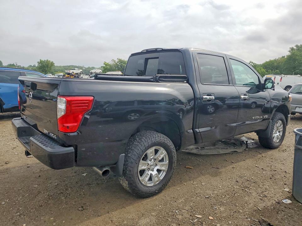 67563466 :رقم المزاد ، 1N6AA1E5XJN546768 vin ، 2018 Nissan Titan مزاد بيع