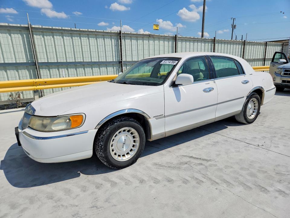 67214786 :رقم المزاد ، 1LNFM81W4WY710346 vin ، 1998 Lincoln Town Car مزاد بيع