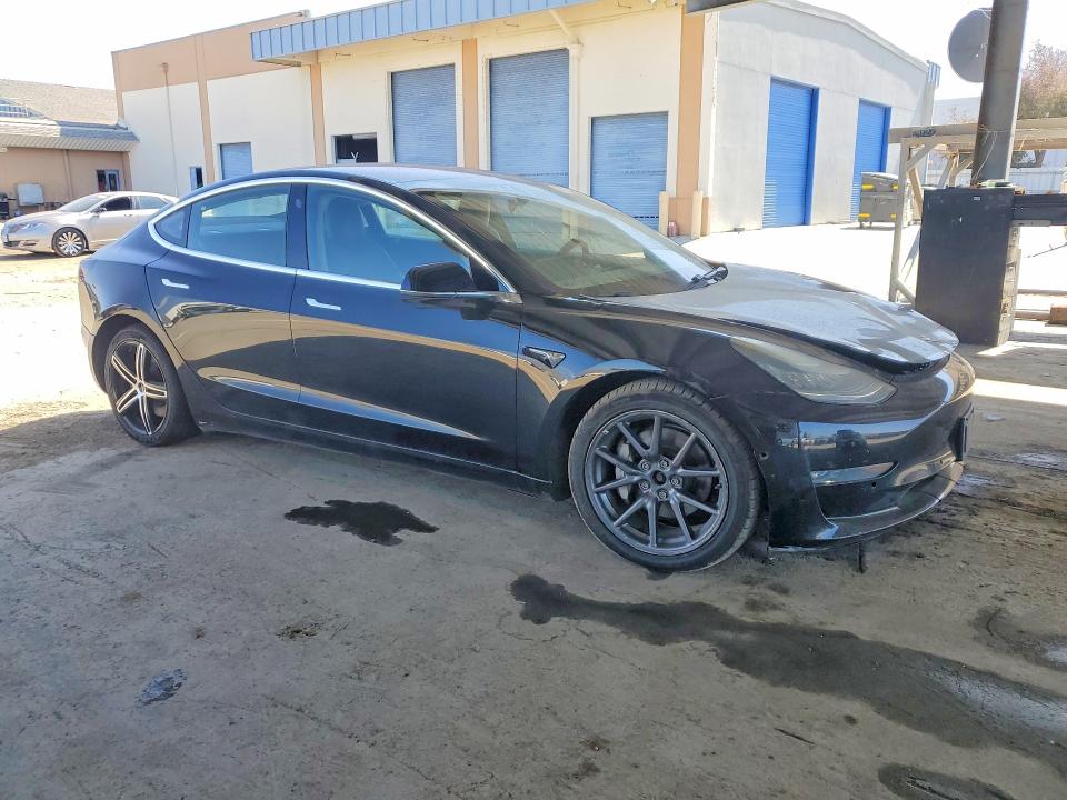 69455756 :رقم المزاد ، 5YJ3E1EB1JF144433 vin ، 2018 Tesla Model 3 مزاد بيع