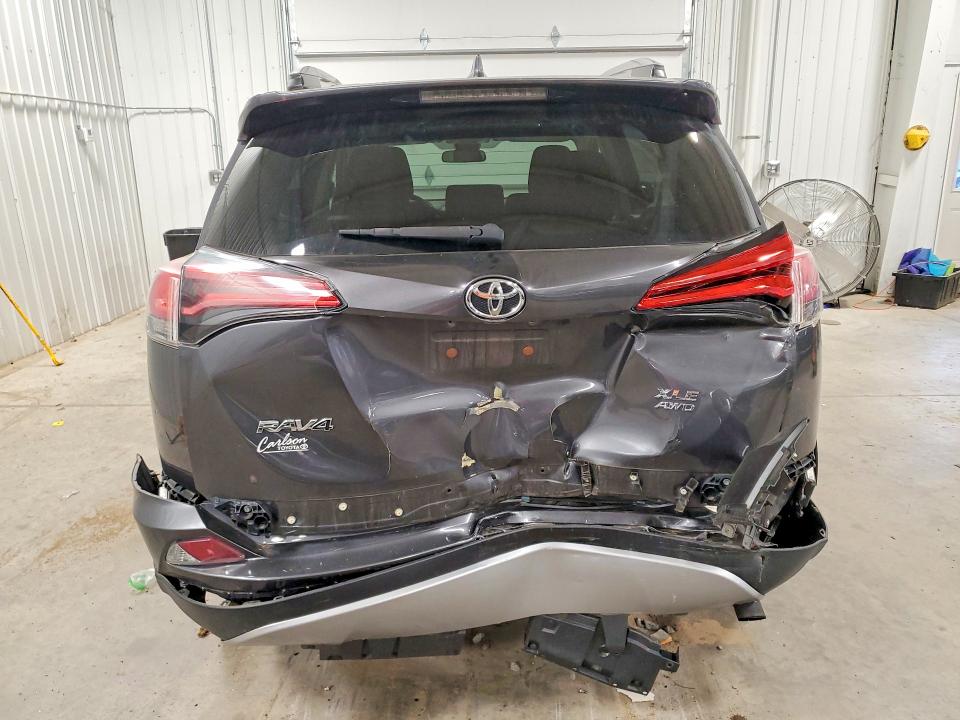 68860876 :رقم المزاد ، 2T3RFREV9JW742716 vin ، 2018 Toyota Rav4 مزاد بيع