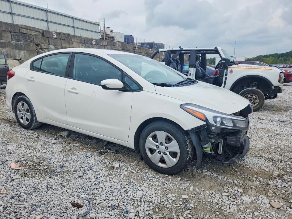 68060196 :رقم المزاد ، 3KPFK4A72JE195163 vin ، 2018 Kia Forte مزاد بيع