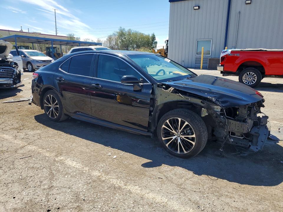 68100076 :رقم المزاد ، 4T1B11HK8JU599429 vin ، 2018 Toyota Camry مزاد بيع
