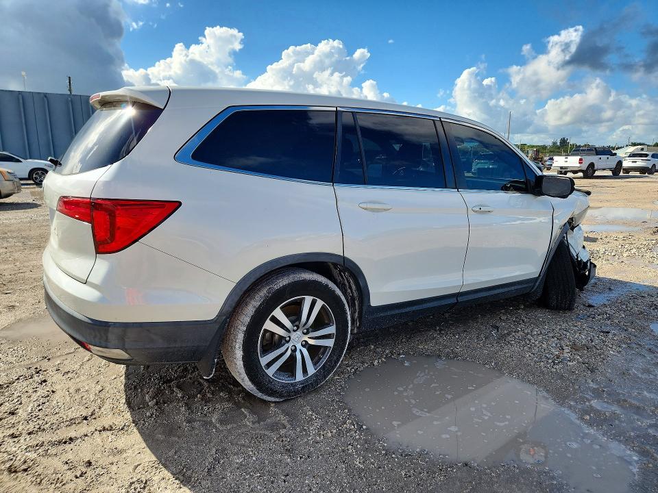 70097326 :رقم المزاد ، 5FNYF5H64HB004427 vin ، 2017 Honda Pilot مزاد بيع