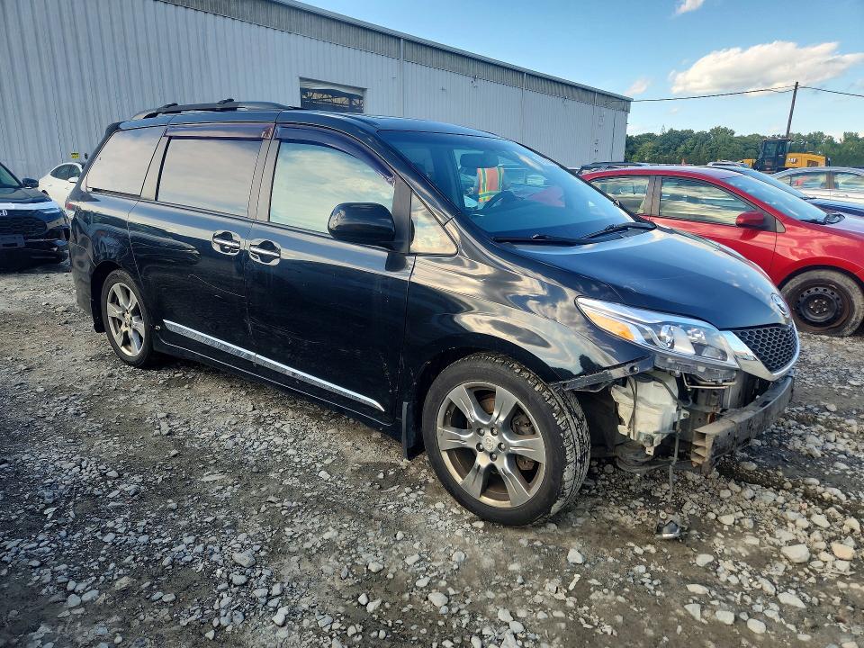 67805666 :رقم المزاد ، 5TDXZ3DC1HS864512 vin ، 2017 Toyota Sienna مزاد بيع