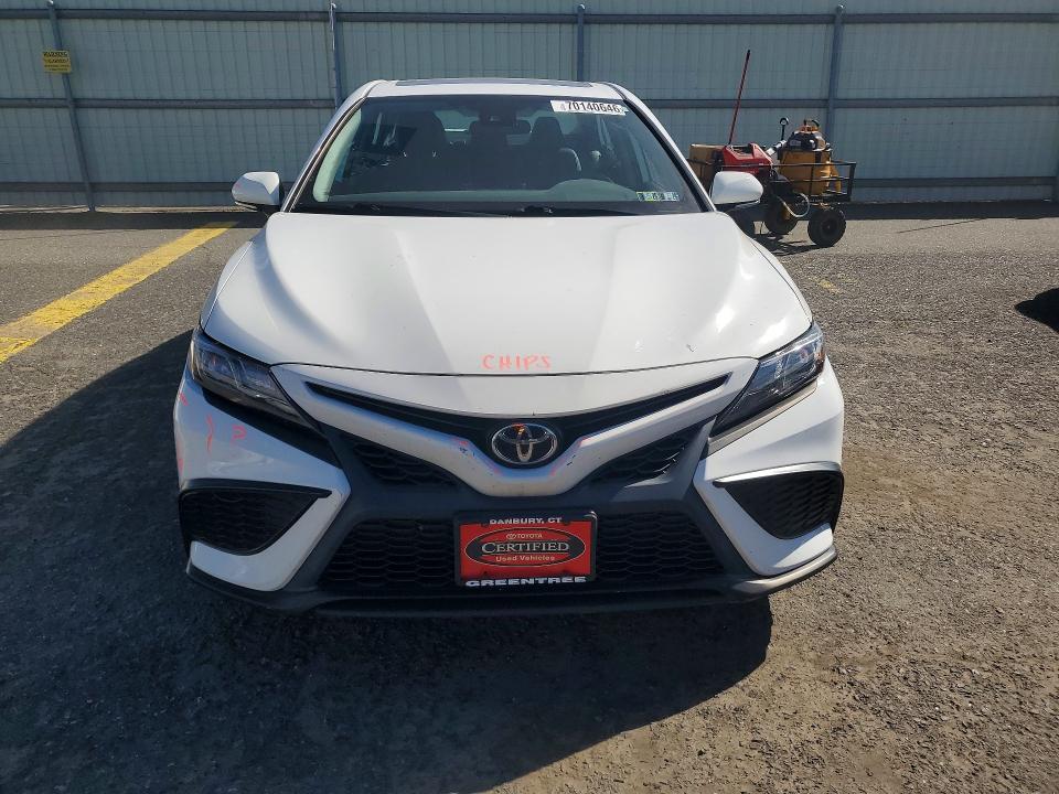 70140646 :رقم المزاد ، 4T1G11BK0MU045191 vin ، 2021 Toyota Camry مزاد بيع