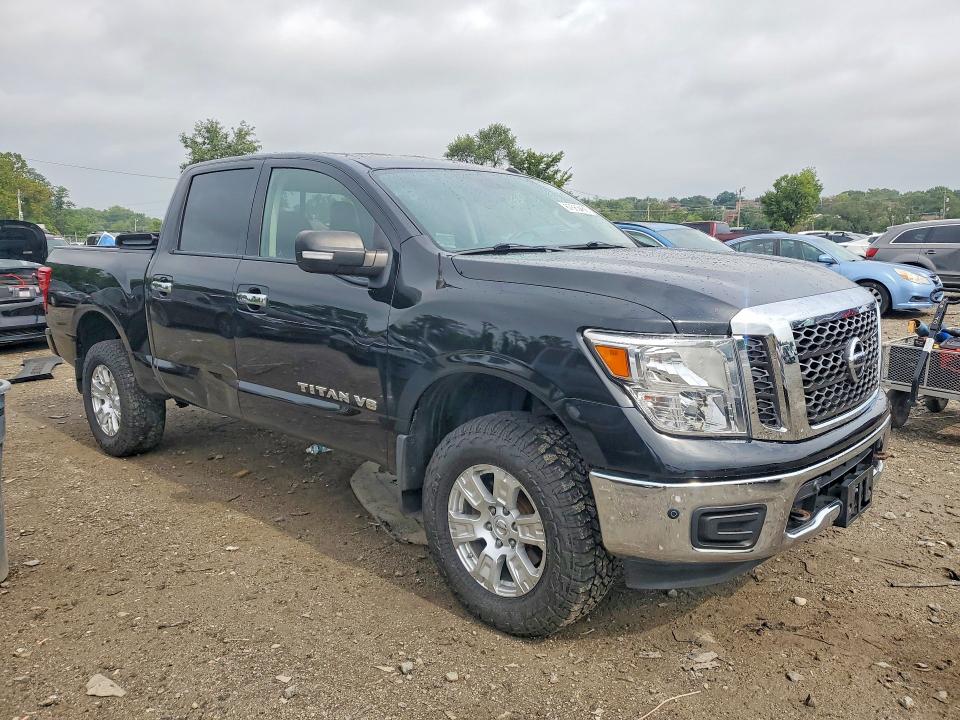67563466 :رقم المزاد ، 1N6AA1E5XJN546768 vin ، 2018 Nissan Titan مزاد بيع