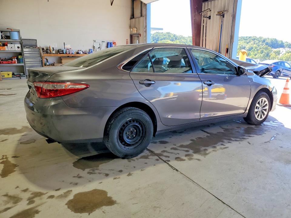 70136116 :رقم المزاد ، 4T1BF1FK7HU373901 vin ، 2017 Toyota Camry مزاد بيع