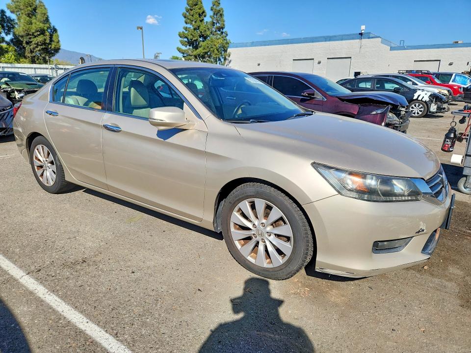 70136146 :رقم المزاد ، 1HGCR2F85FA086499 vin ، 2015 Honda Accord مزاد بيع