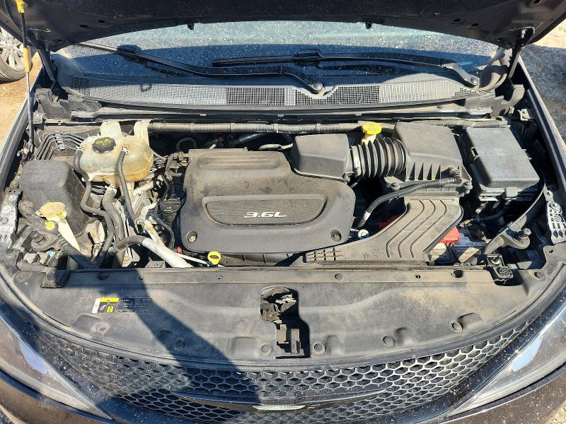 67811006 :رقم المزاد ، 2C4RC1FG1JR357915 vin ، 2018 Chrysler Pacifica مزاد بيع