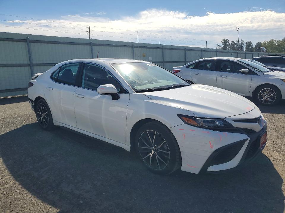 70140646 :رقم المزاد ، 4T1G11BK0MU045191 vin ، 2021 Toyota Camry مزاد بيع