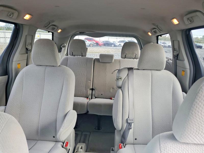 70024256 :رقم المزاد ، 5TDKK3DCXBS098365 vin ، 2011 Toyota Sienna مزاد بيع