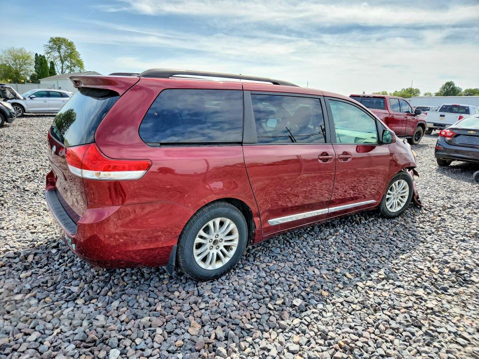 68295796 :رقم المزاد ، 5TDYK3DCXBS090938 vin ، 2011 Toyota Sienna مزاد بيع