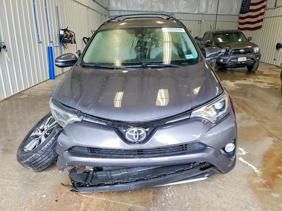 Продажа на аукционе авто 2017 Toyota Rav4, vin: 2T3RFREVXHW677238, номер лота: 69352046
