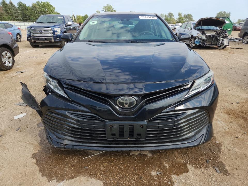 67449816 :رقم المزاد ، 4T1B11HK4JU609289 vin ، 2018 Toyota Camry مزاد بيع