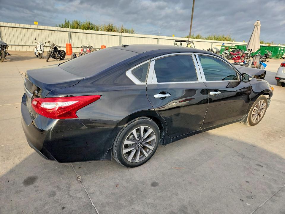 2017 Nissan Altima მანქანა იყიდება აუქციონზე, vin: 1N4AL3AP4HC250432, აუქციონის ნომერი: 70812186