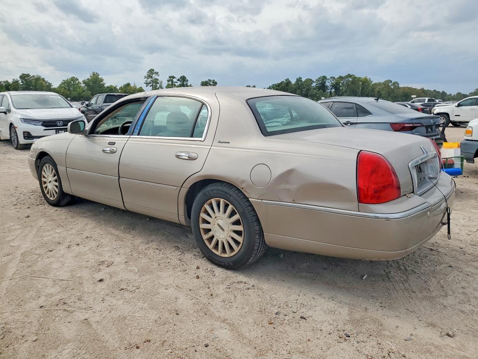 66925306 :رقم المزاد ، 1LNHM82WX3Y622131 vin ، 2003 Lincoln Town Car مزاد بيع