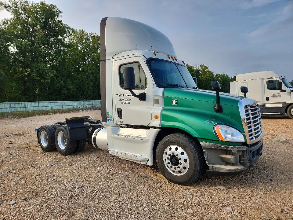 69996026 :رقم المزاد ، 1FUJGED56FLGA1222 vin ، 2015 Freightliner Cascadia 125 مزاد بيع
