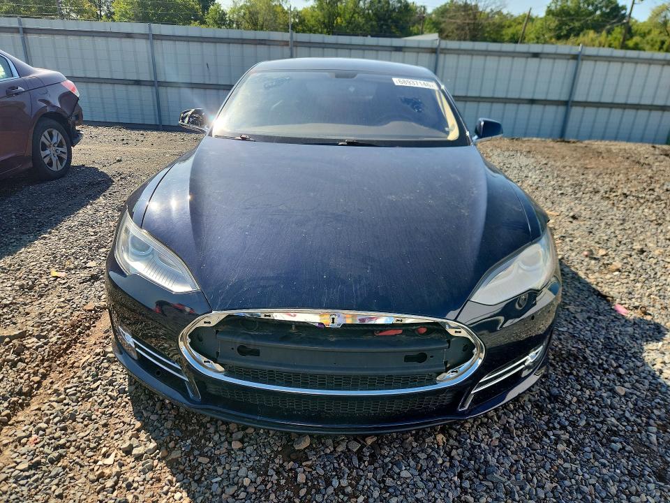 68937146 :رقم المزاد ، 5YJSA1H13EFP42409 vin ، 2014 Tesla Model S مزاد بيع