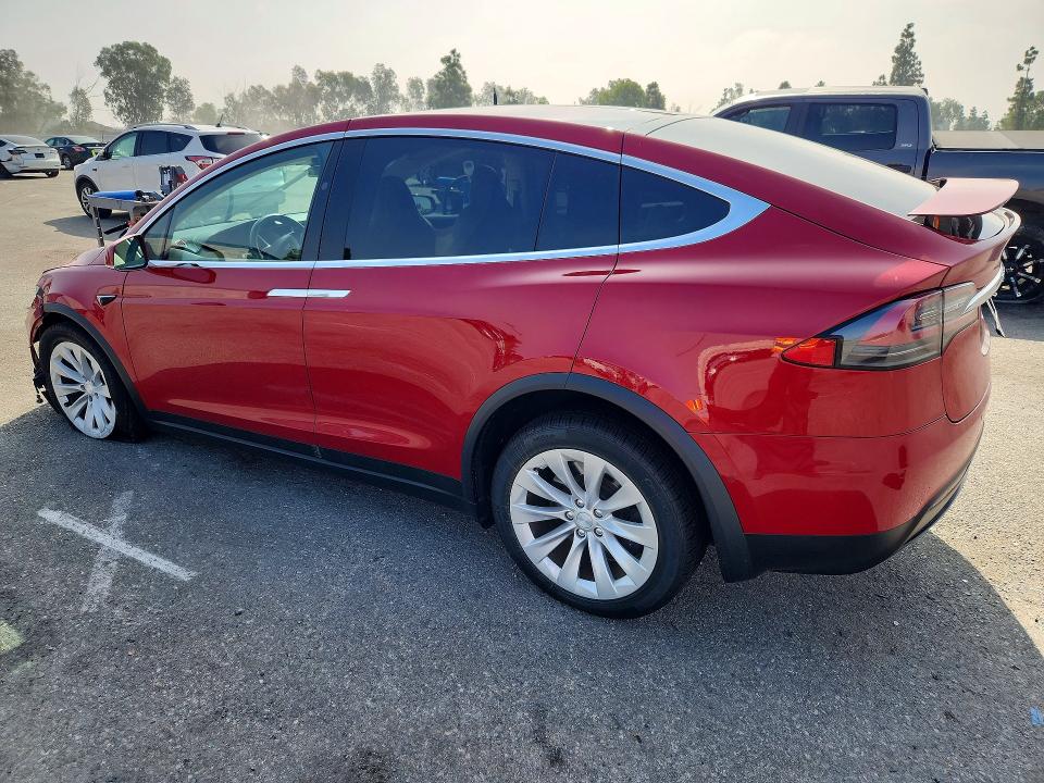 68326356 :رقم المزاد ، 5YJXCDE28JF101961 vin ، 2018 Tesla Model X مزاد بيع