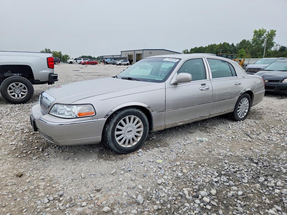 67448836 :رقم المزاد ، 1LNHM82W55Y647053 vin ، 2005 Lincoln Town Car مزاد بيع